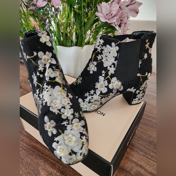 Spring Floral Boots Sz.8 By Anne Klein - Picture 1 of 8